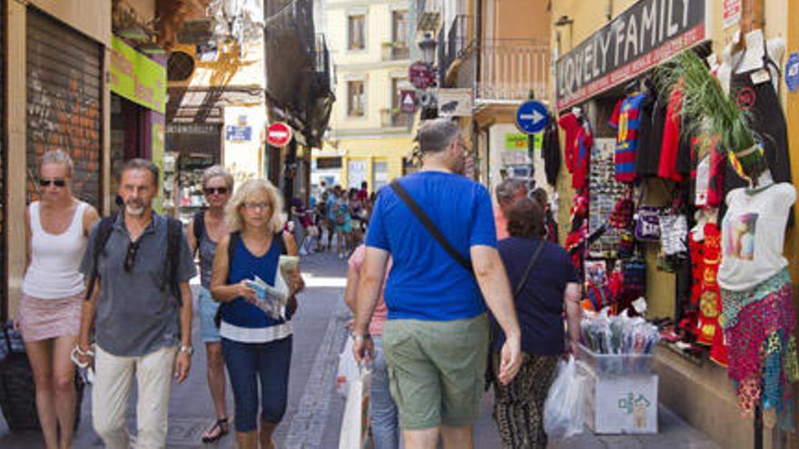 Una calle del centro llena de turistas durante el verano.