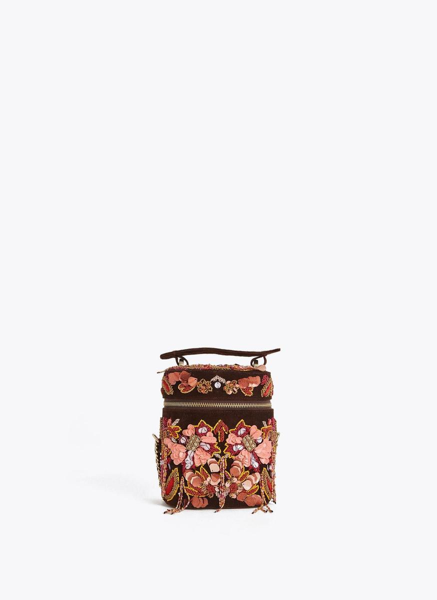 Bolso bombonera confeccionado en terciopelo y bordado de flores, de Uterqüe