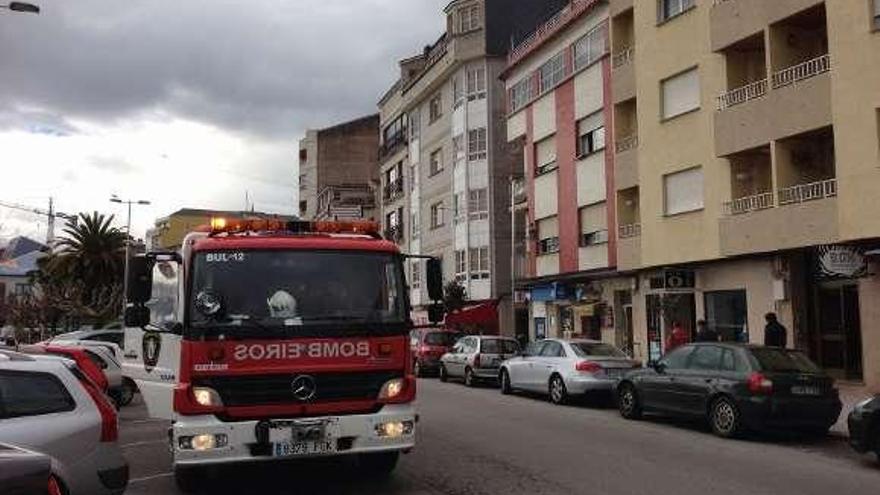 Los bomberos ante el edificio de Concepción Arenal, 116.