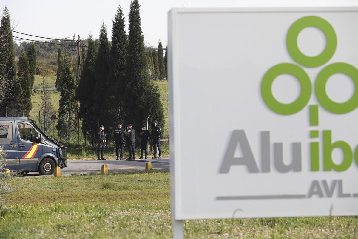 Policías nacionales, en la puerta de la antigua Alcoa, en 2021.