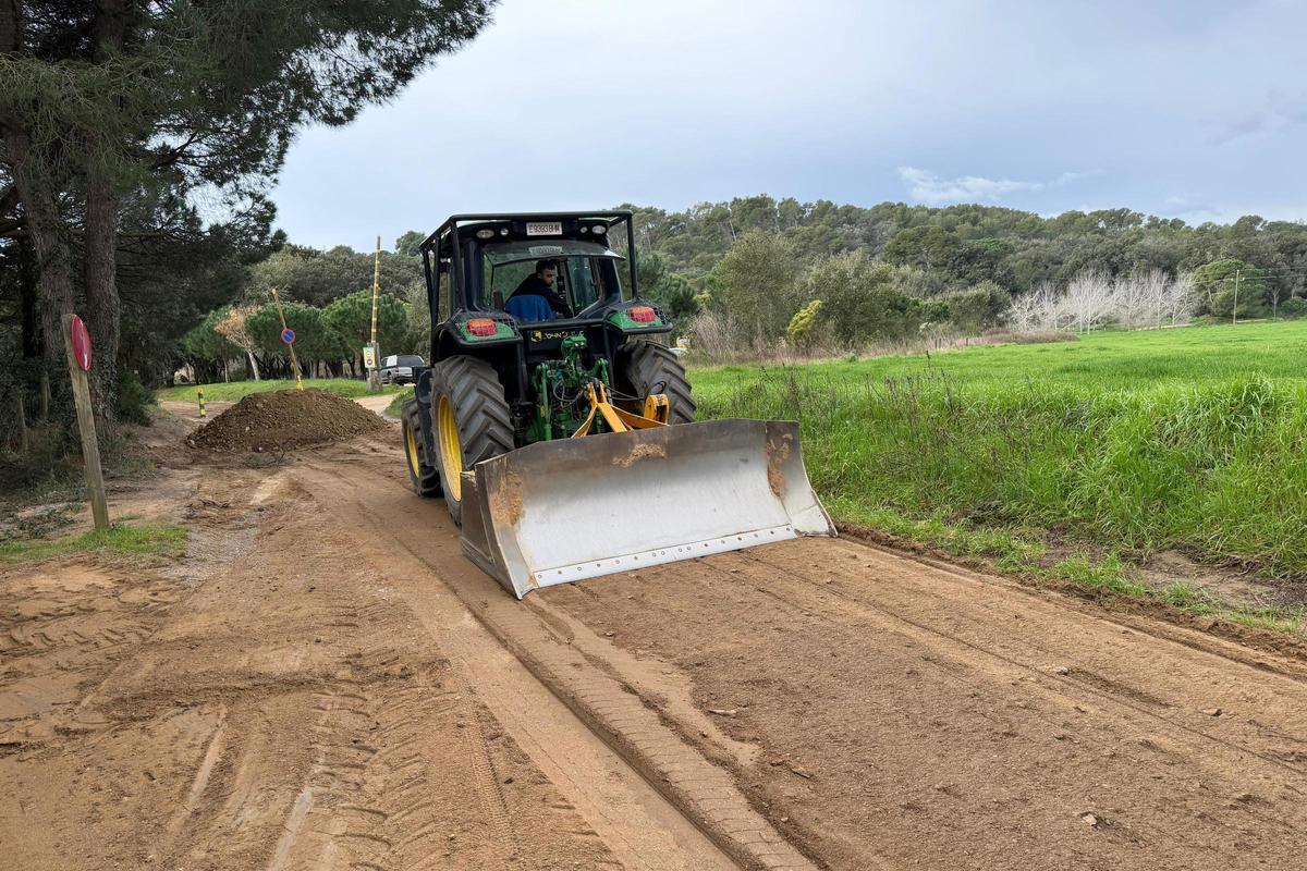 Un tractor fent arrenjaments als camins de Palamós.