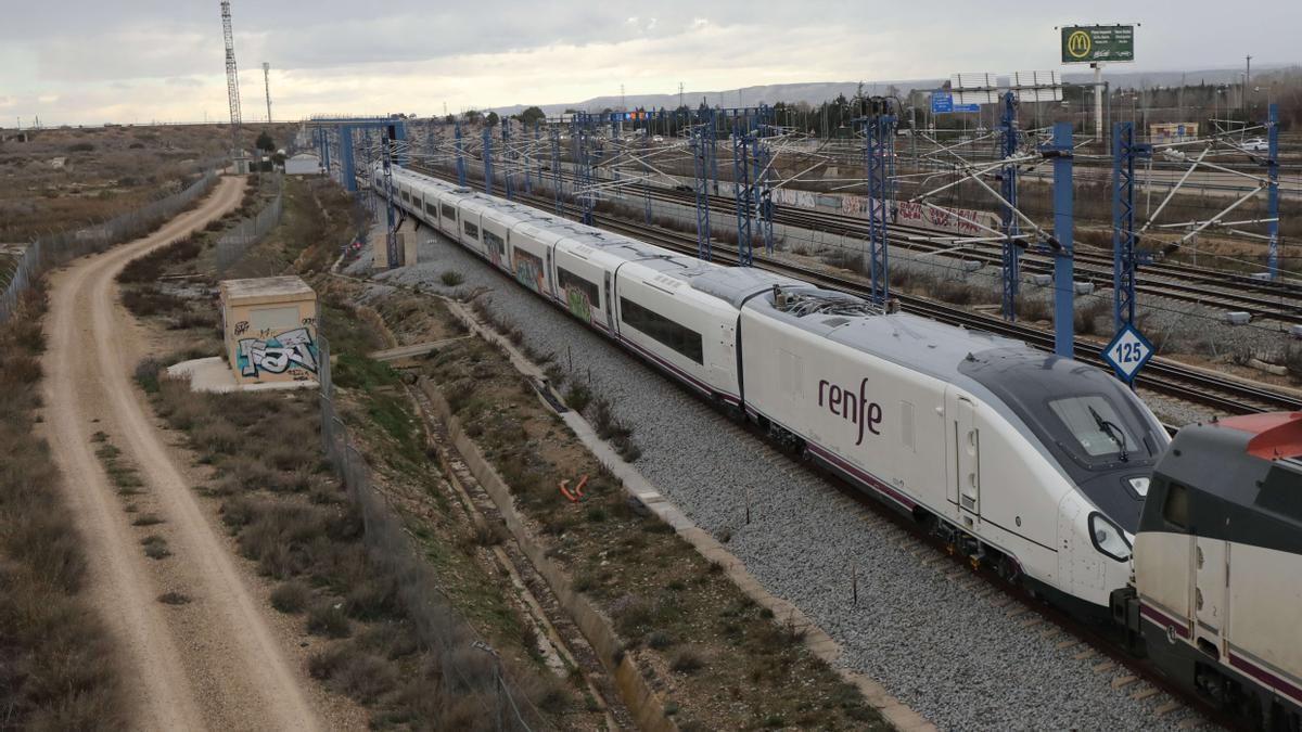 El nuevo tren 'Avril' de Talgo estuvo en pruebas en Zaragoza el pasado mes de marzo.ESTACION DE DELICIAS. ZARAGOZA