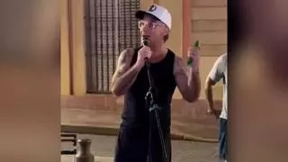 Robbie Williams sorprende en Sevilla con una actuación callejera