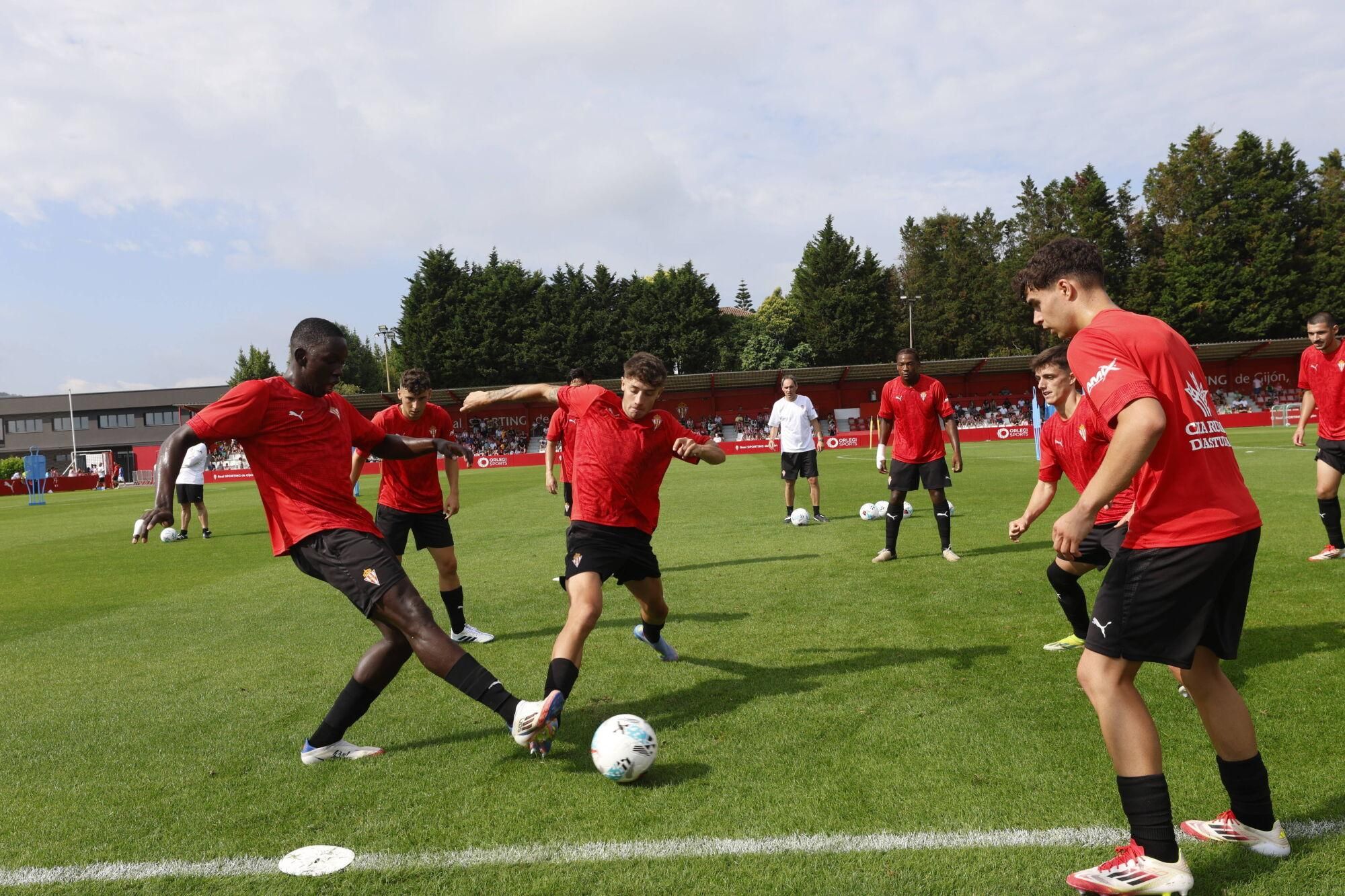 EN IMÁGENES: Segundo entrenamiento del Sporting, con público en Mareo