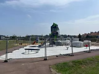 Un vecino reclama paralizar las obras de ampliación del parque infantil de La Fresneda por la altura del tobogán y los ruidos de los niños: "Se vulnera mi intimidad"