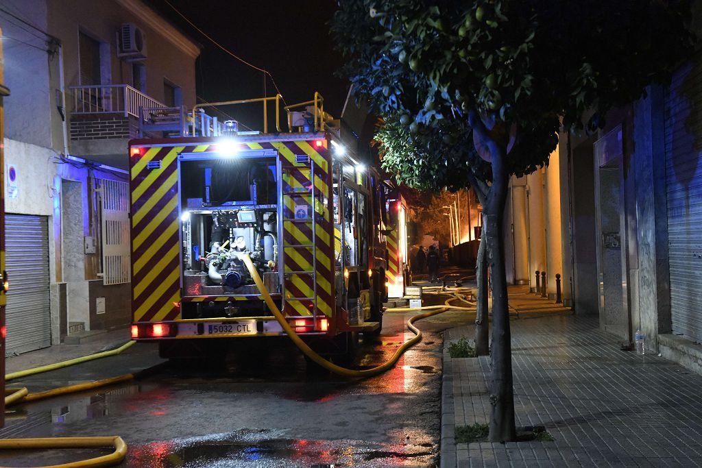 Estas son las imágenes que el aparatoso incendio de Puente Tocinos ha dejado este sábado