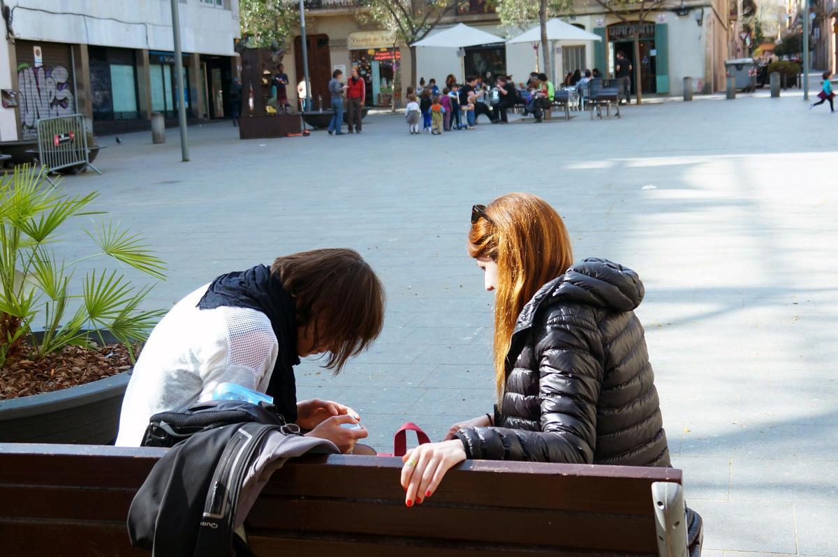 Una persona usando el móvil en la calle. Una persona usando el móvil en la calle.