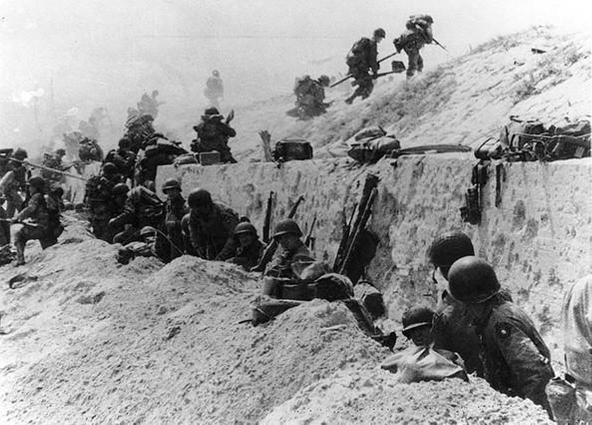 Soldats en una duna de la platja de Utah, a prop de La Madeleine, el 1944.