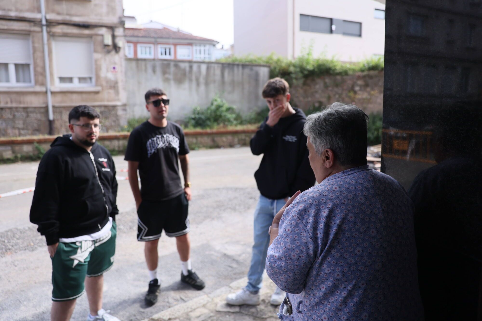En imágenes: uno jóvenes evitan una tragedia al despertar de madrugada a los vecinos de un bloque en llamas