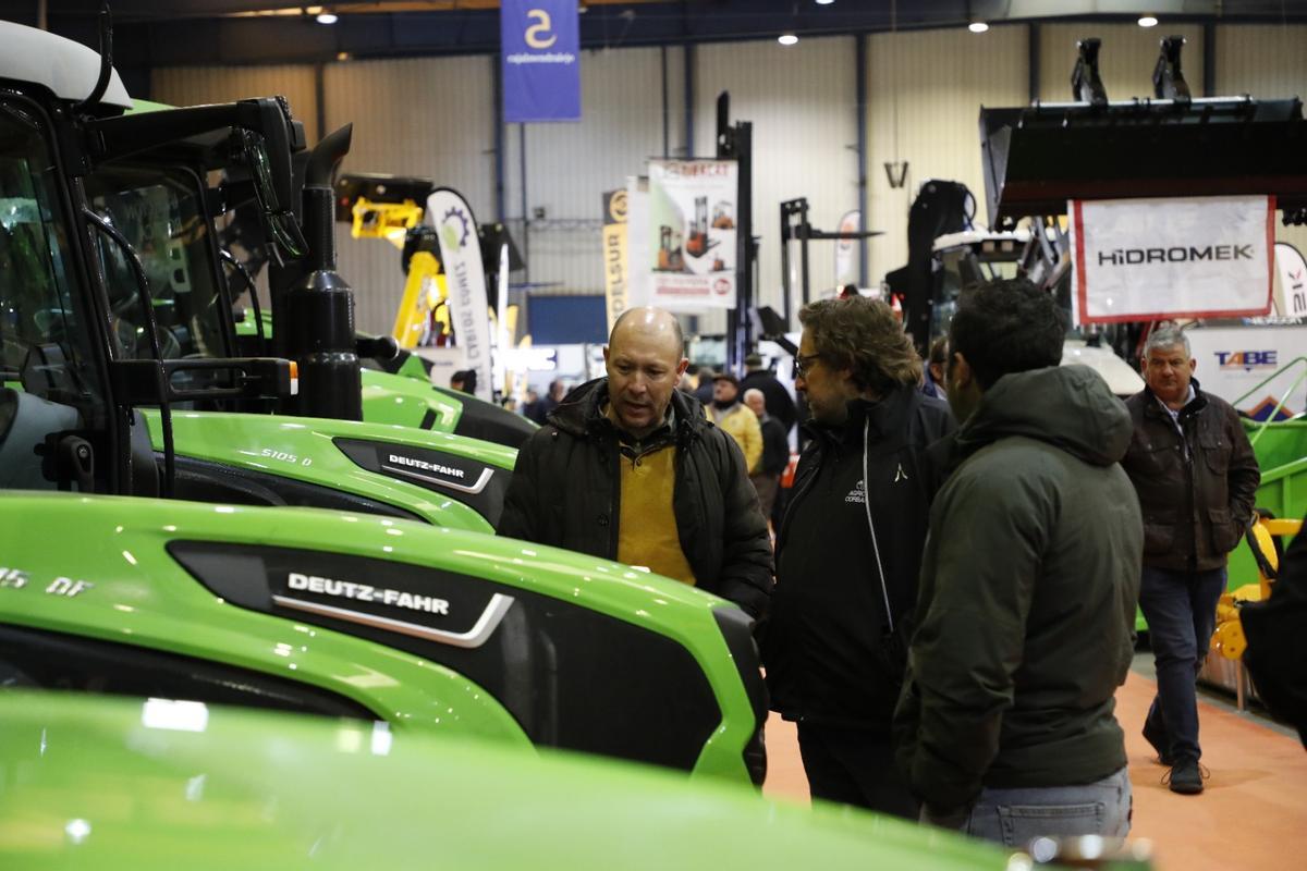 Profesionales del campo contemplan la maquinaria expuesta en Agroexpo 2023.