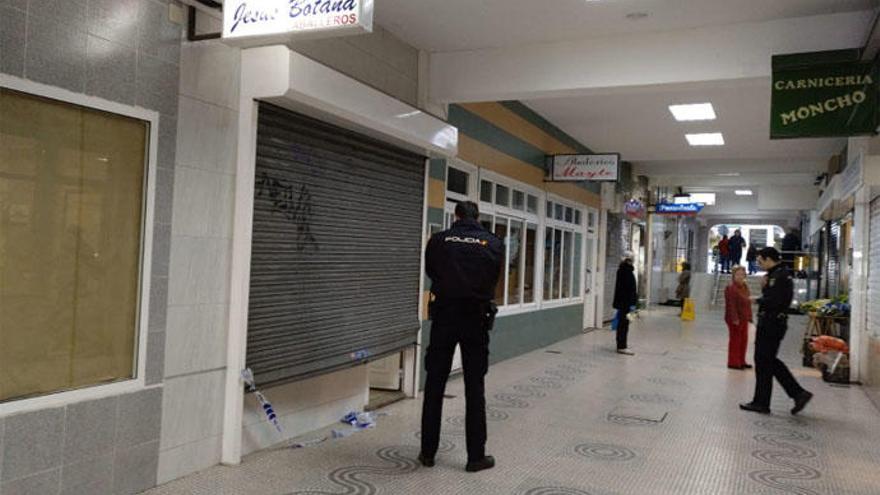 Policía Local en las galerías de Ramón y Cajal.