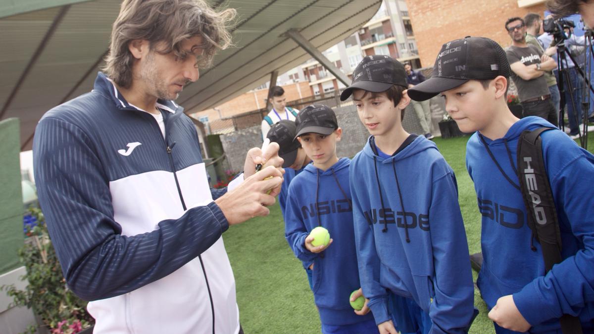 Feliciano López, firmando autógrafos en el Murcia Club de Tenis hoy