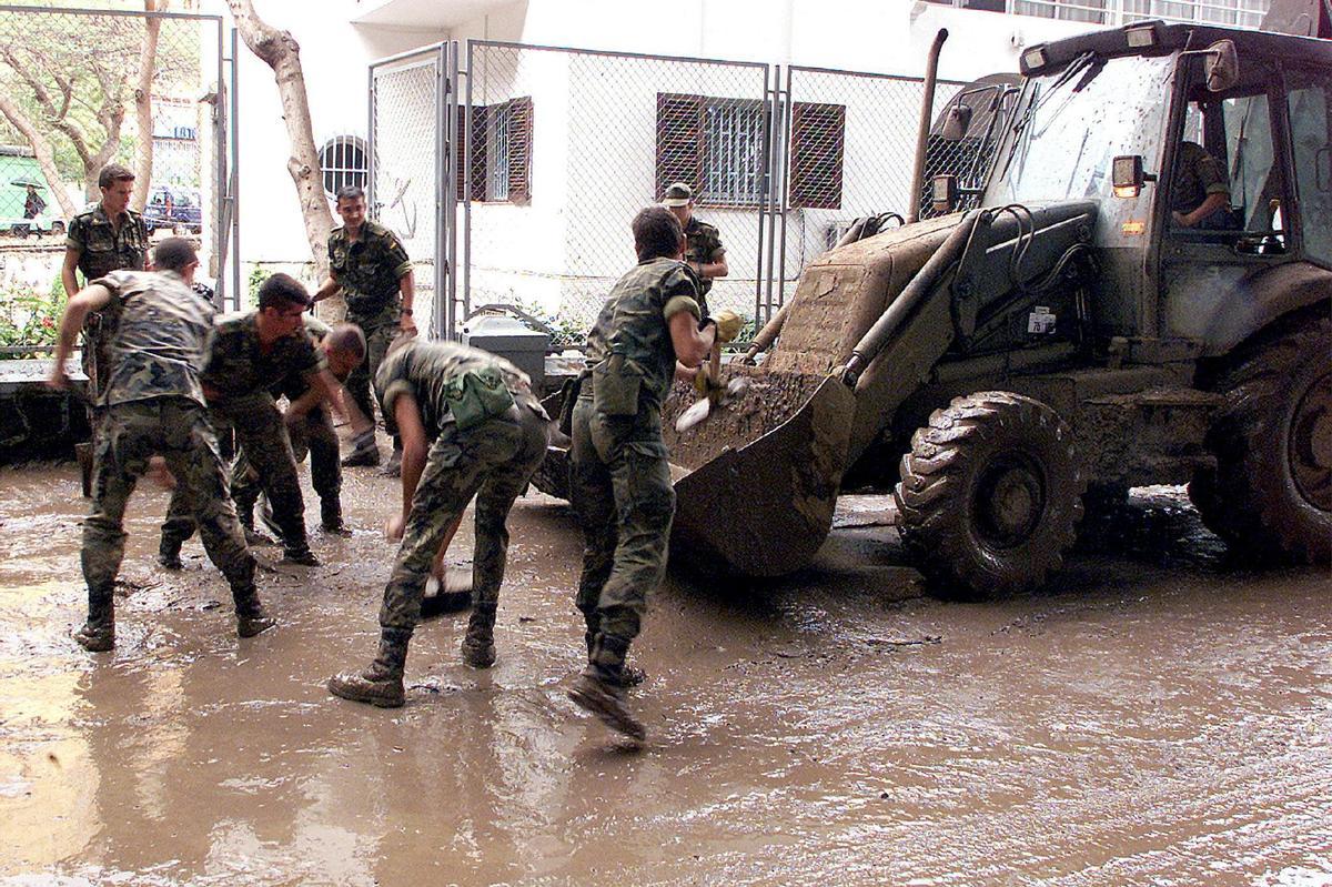 El Ejército colabora en las tareas de limpieza de la ciudad tras la riada.