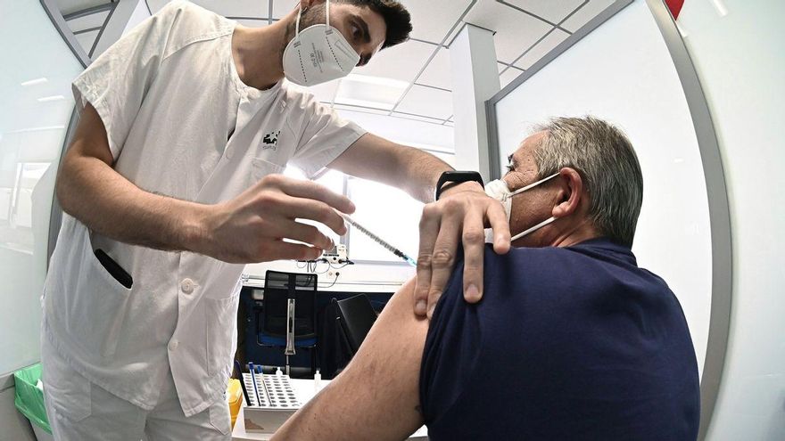 Asturias convoca este fin de semana a los mayores de 70 que aún no están vacunados: este es el día y la hora según el año de nacimiento