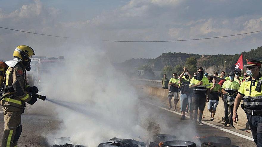 Els bombers van intervenir per apagar la crema de pneumàtics