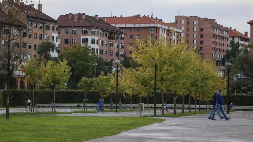 Recelos vecinales por la reducción de la siega en los parques de Gijón: &quot;Es una forma de abandono&quot;