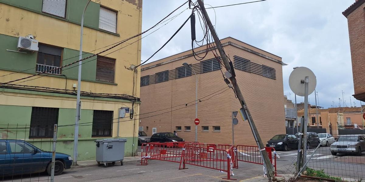 Así de tumbado está el poste roto tras un accidente en el cruce de las calles Vázquez de Mella y Santa Caterina, en Vila-real.
