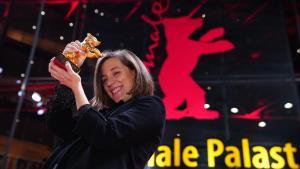 La directora Carla Simón, ganadora del Oso de Oro a la Mejor Película por ’Alcarràs’, posa en la alfombra roja tras la Ceremonia de Entrega de Premios del 72º Festival Internacional de Cine de Berlín (Berlinale) el 16 de febrero de 2022. 