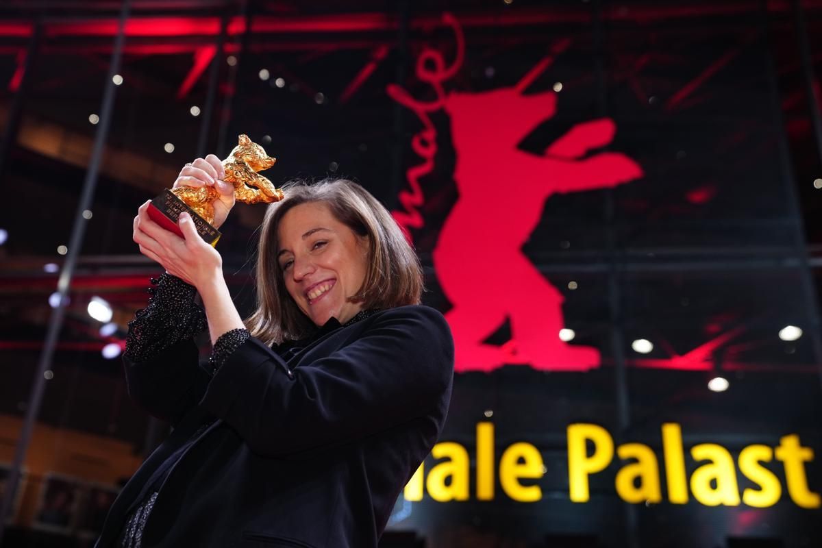 La directora Carla Simón, ganadora del Oso de Oro a la Mejor Película por 'Alcarràs', posa en la alfombra roja tras la Ceremonia de Entrega de Premios del 72º Festival Internacional de Cine de Berlín (Berlinale) el 16 de febrero de 2022.