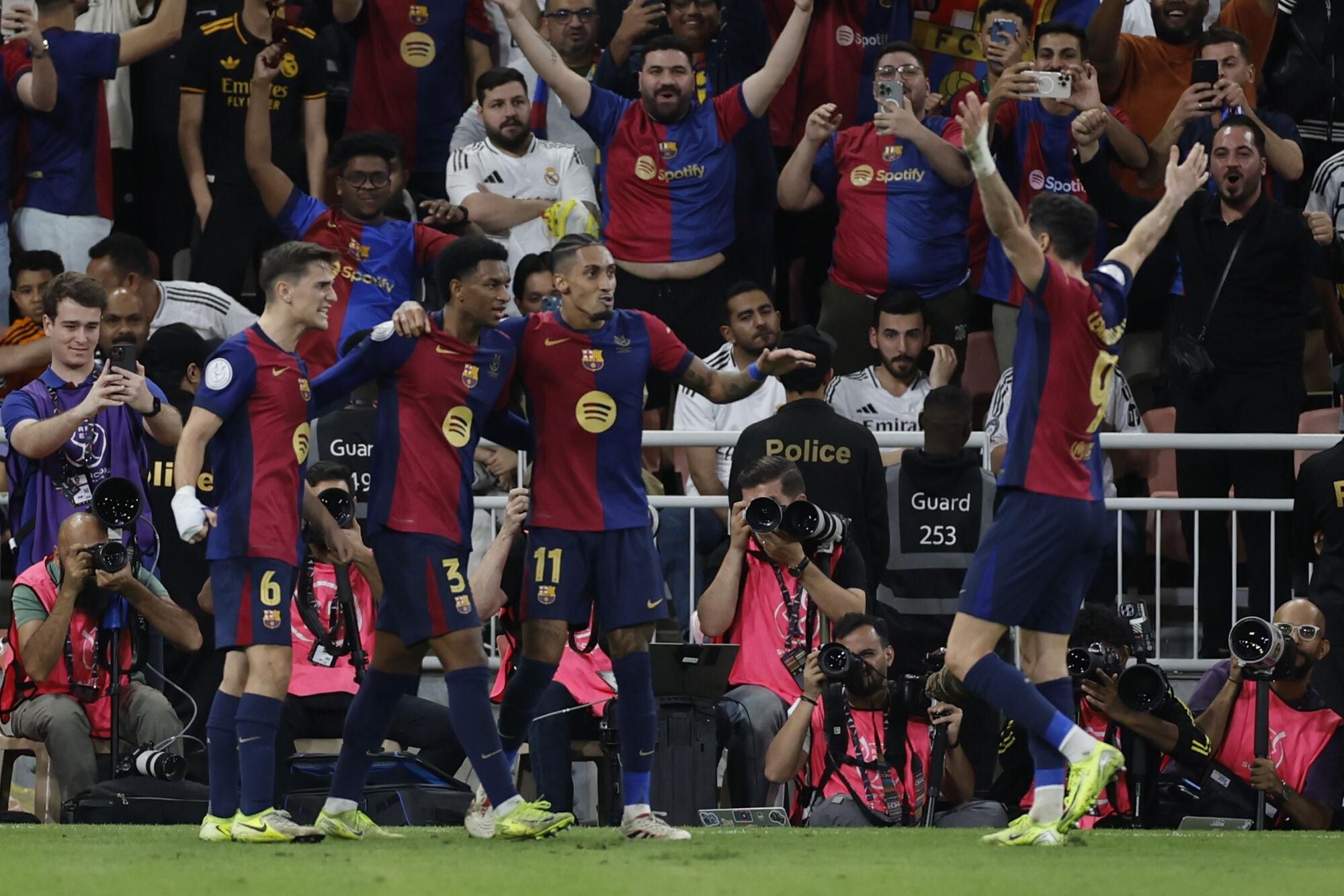 YEDA (ARABIA SAUDÍ), 12/01/2025.- El defensa del FC Barcelona Alejandro Balde (2i) celebra su gol, cuarto del equipo, durante el partido de la final de la Supercopa de España de fútbol entre el Real Madrid y el FC Barcelona, este domingo en Yeda, Arabia Saudí. EFE/ Alberto Estévez