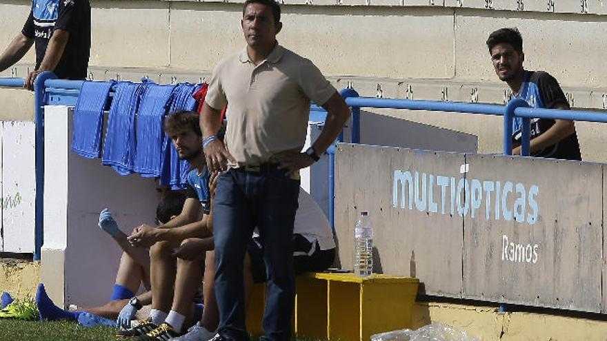 Juan Carlos Gómez, entrenador del Écija Balompié, durante un partido de esta temporada