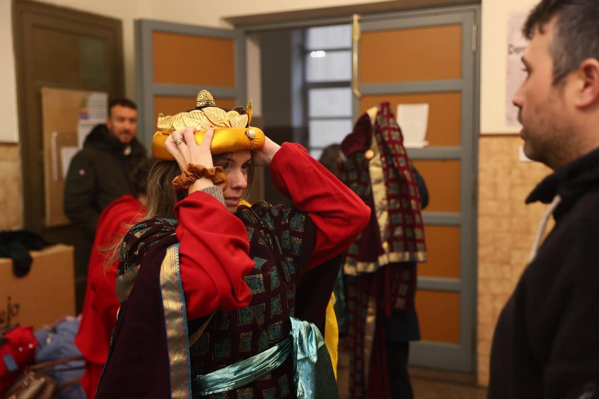 Reportaje con las pruebas de los trajes de la comitiva de los reyes Magos en la Cabalgata de Oviedo. Quedamos a las 16:45 en la puerta del Alfonso con uno de los grupos que va a desfilar