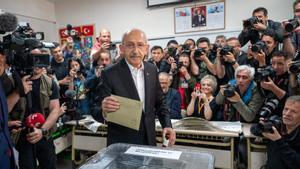  El líder de la oposición, Kemal Kilicdaroglu, del Partido Republicano del Pueblo, introduce su voto en un centro en Ankara durante las elecciones presidenciales y parlamentarias de Turquía 
