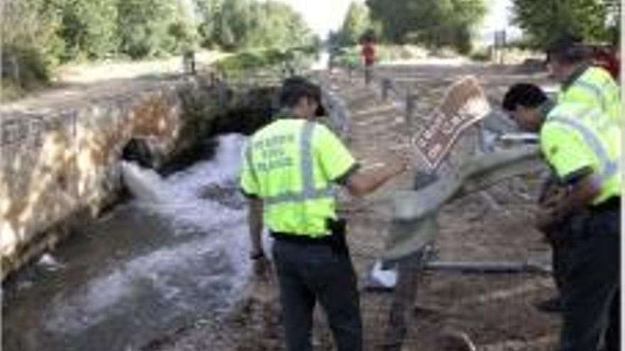 Moren sis persones al caure un vehicle en un canal