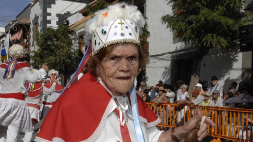 Petra Álamo Armas, ataviada con el traje típico herreño en las calles de Teror durante la romería de El Pino en 2008. | andrés cruz