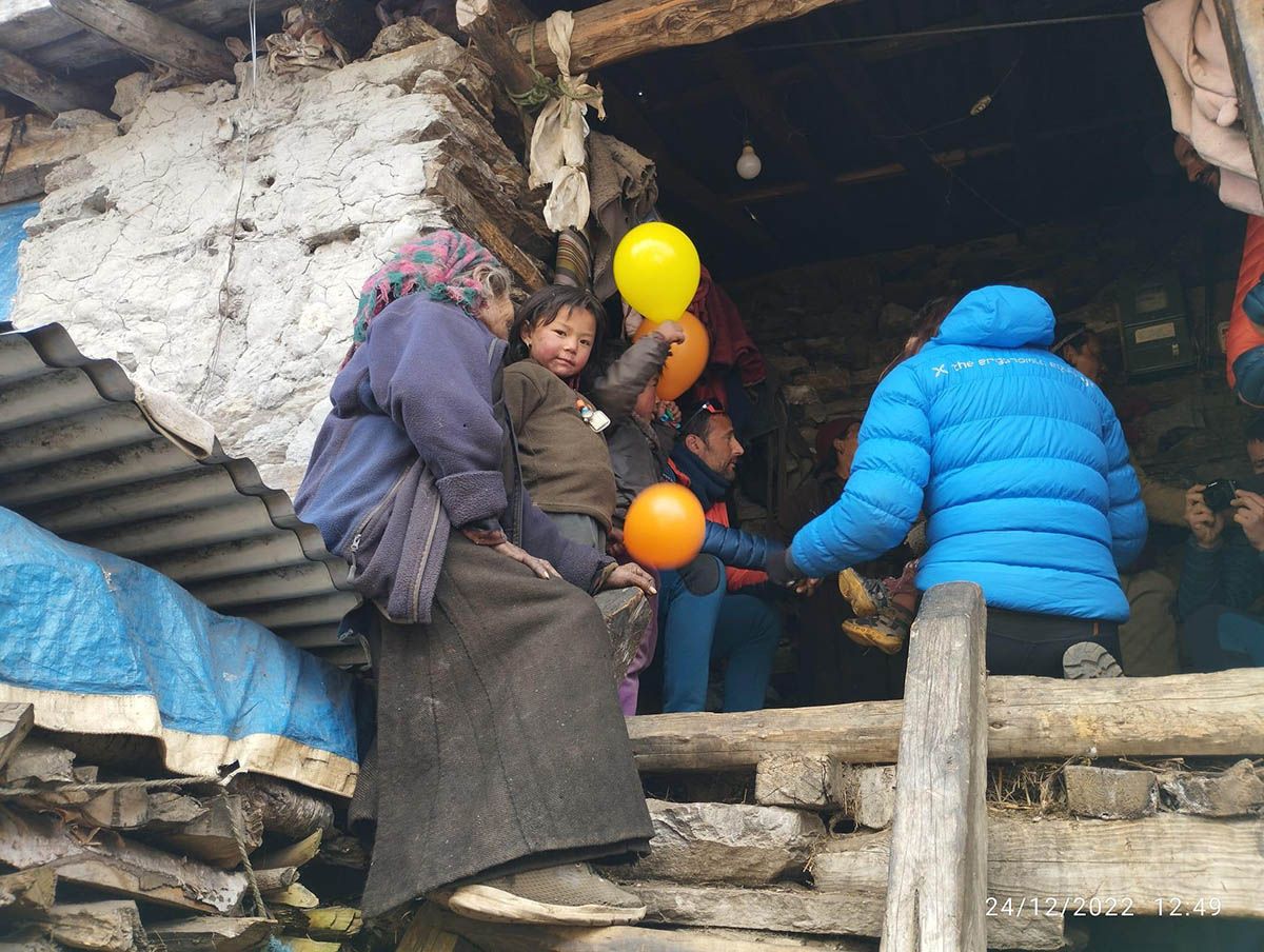 Alex Txikon y el grupo de montañero visita una de las aldeas a las que presta apoyo.