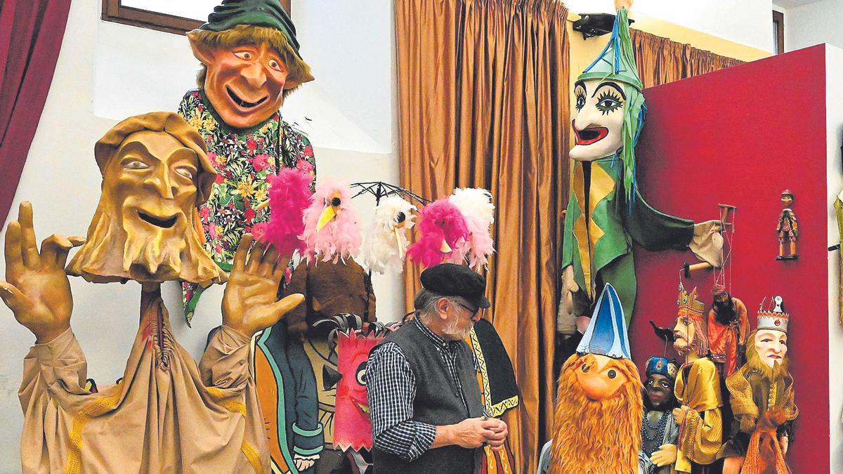 Miguel Ángel Ordóñez, con alguna de las marionetas que utiliza para sus representaciones en la Casa de los Titeres.