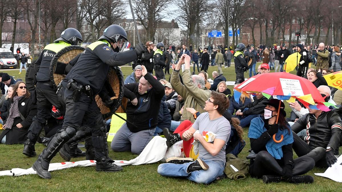 La policía carga contra los manifestantes contra las restricciones en La Haya