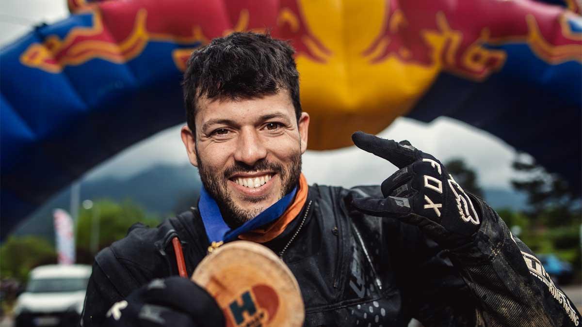 Guillem Martínez, con su medalla de campeón en el Hellas Rally