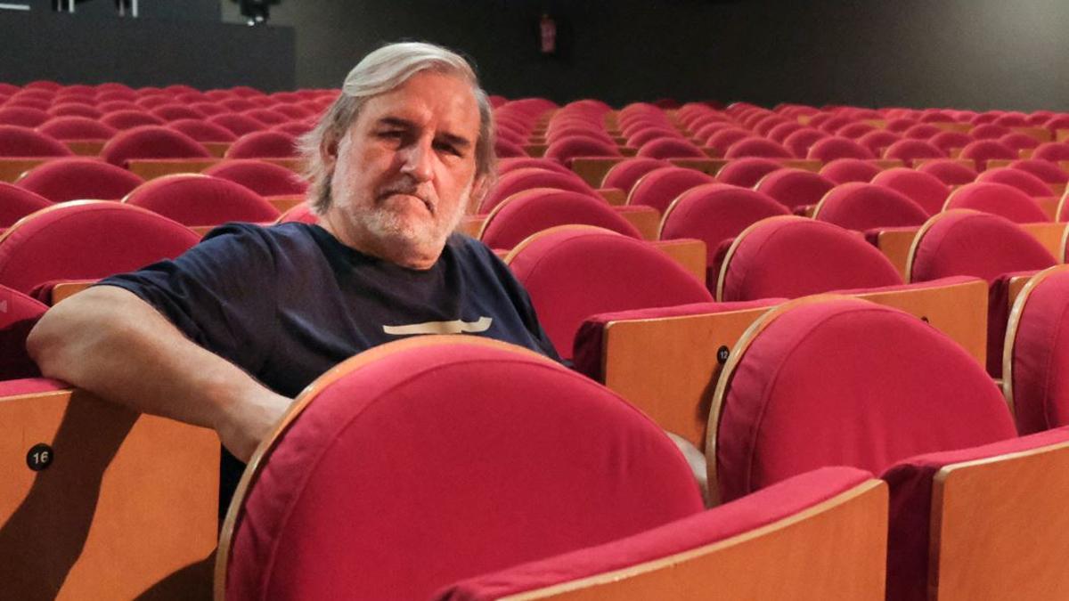 Joan Morros en les butaques del teatre Conservatori, en una imatge d'arxiu