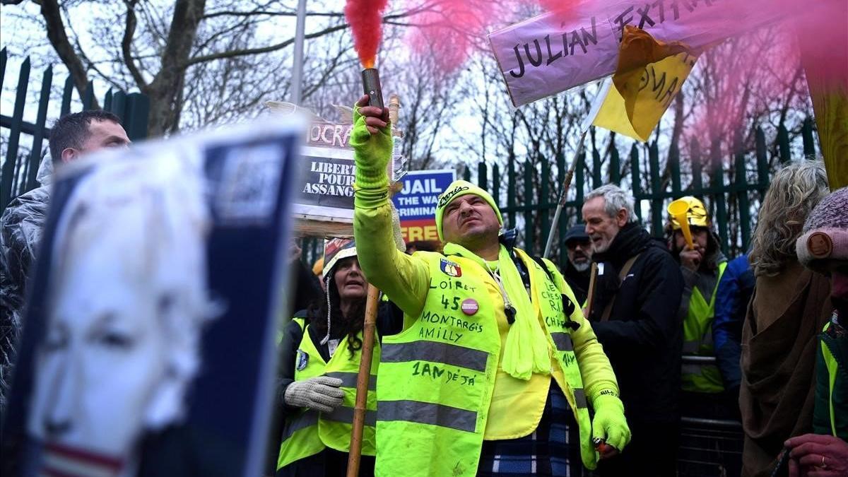 Manifestantes a favor de Assange en Londres.