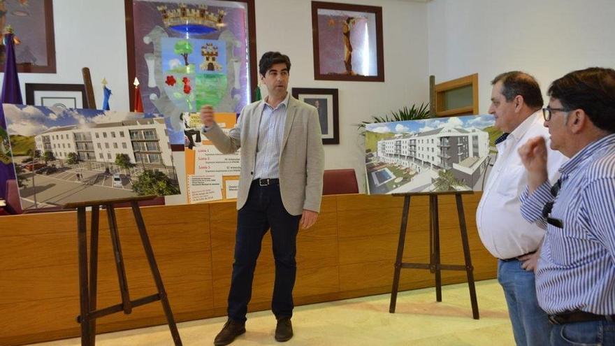 El alcalde muestra los planos de las futuras viviendas.