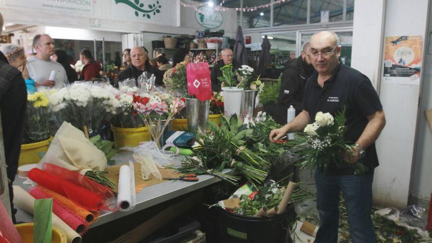 Juan Atrio, de la Floristería Albitos de la Plaza de Abastos.   | // I. OSORIO