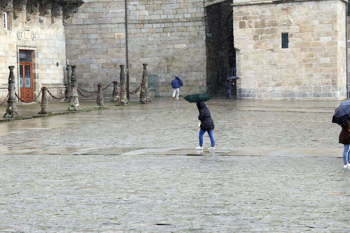 La semana termina en Santiago con un notable descenso de temperatura y lluvias intermitentes