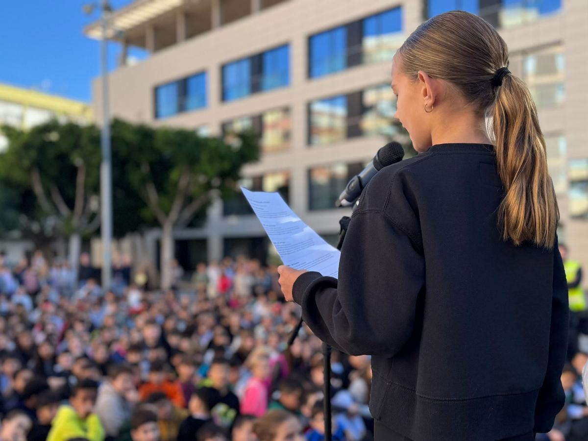 Una alumna leyendo una parte del manifiesto.