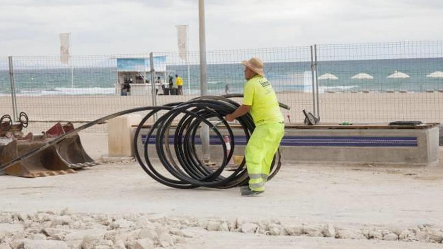 Obras del paseo de Niza en la playa de San Juan, una de las obras comprometidas por el anterior mandato del PP