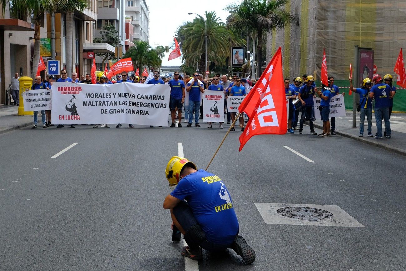Los bomberos se manifiestan contra el Cabildo para exigir 80 trabajadores más