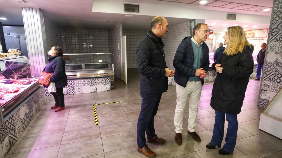 Guardiola, Mateos y Sánchez Juliá en el mercado de la Ronda.