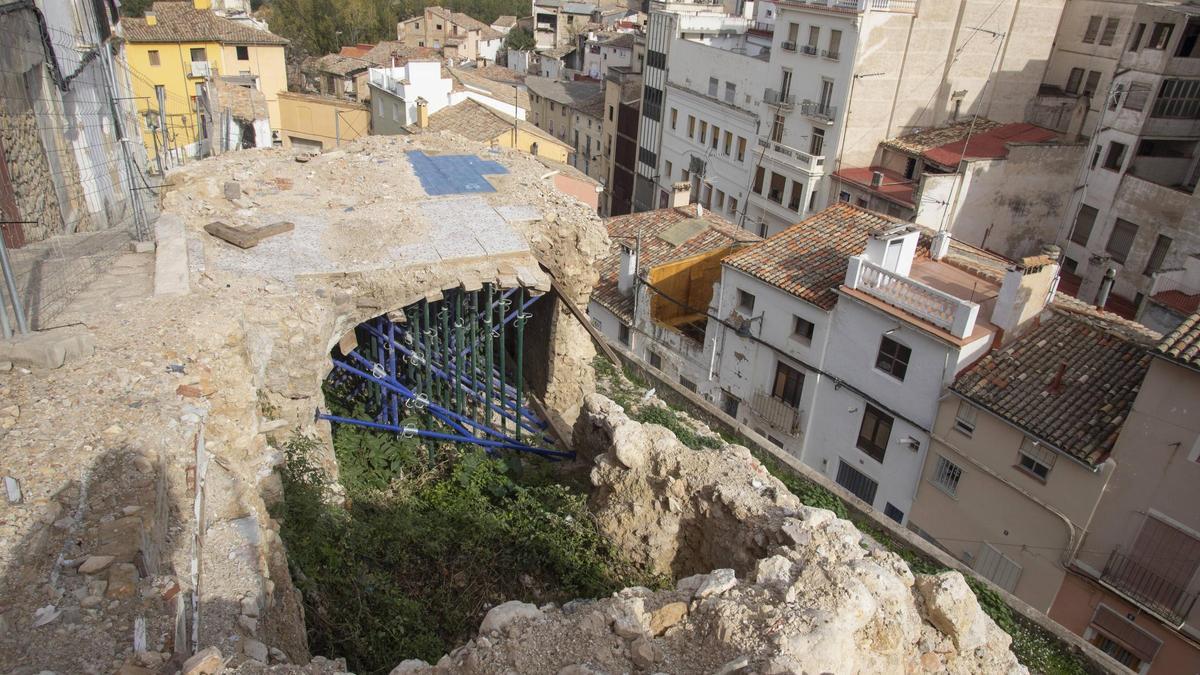 El espacio en el que se localiza el hallazgo arqueológico, soportado por puntales, en una foto tomada ayer.