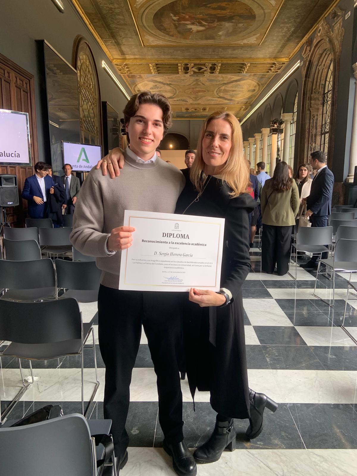Sergio Herrera con su madre recibiendo el Diploma por excelencia académica por la Junta de Andalucía