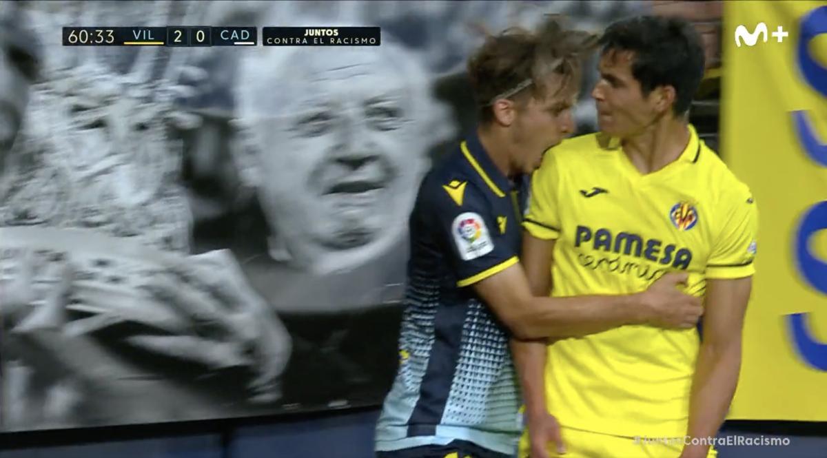 Vídeo | ¡La imagen de la que todo el mundo habla! El mordisco a un jugador del Villarreal... ¡y no pasó nada!