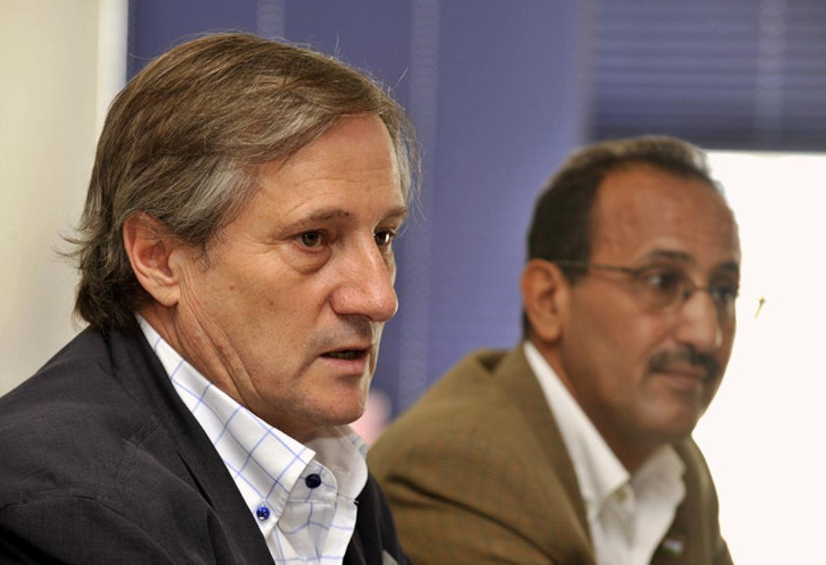 L’eurodiputat d’IU Willy Meyer (esquerra), amb el delegat del Front Polisario a les Canàries, Mohamen Salem. L’eurodiputat d’IU Willy Meyer (esquerra), amb el delegat del Front Polisario a les Canàries, Mohamen Salem.