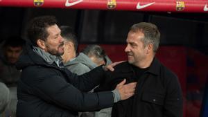 Simeone y Flick antes de empezar el último duelo entre Barça y Atlético en Montjuïc, que acabó con empate en la Copa del Rey (4-4)