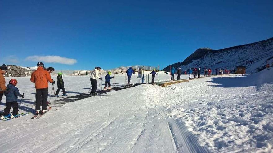 Esquiadores hacen cola para coger la cinta en Fuentes de Invierno.