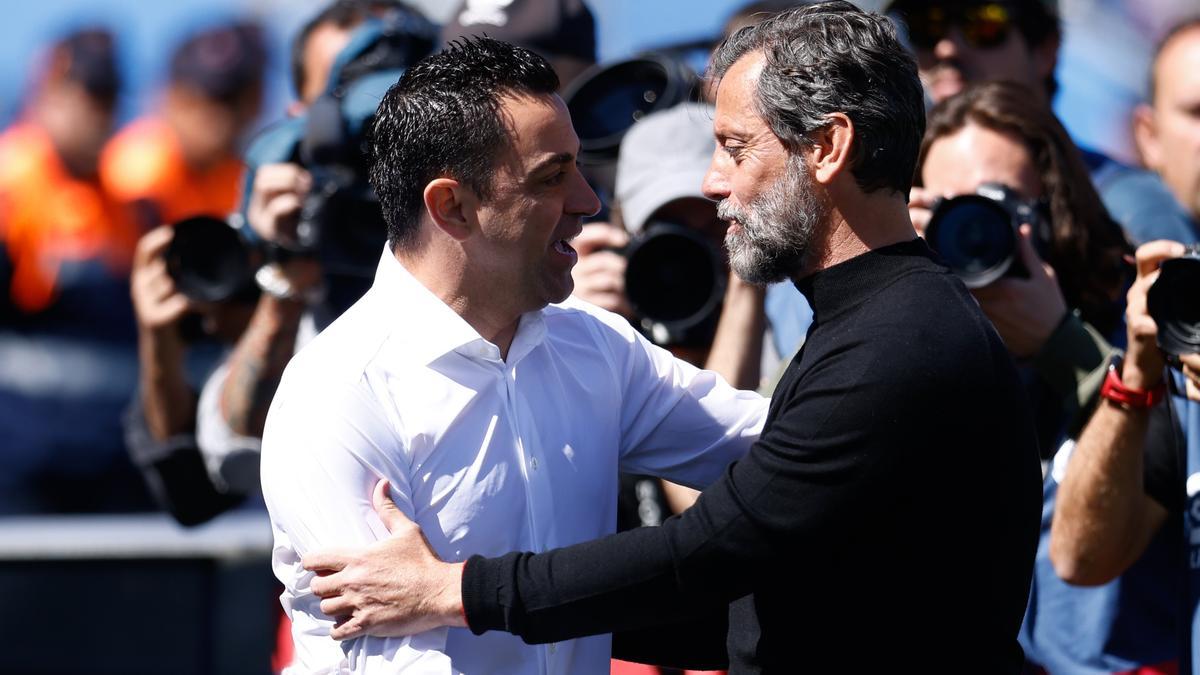 Xavi Hernández y Quique Sánchez se saludan antes de empezar el Getafe-Barça.