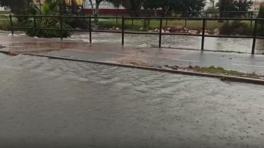 La lluvia anega calles y espacios públicos de la ciudad de Torrevieja